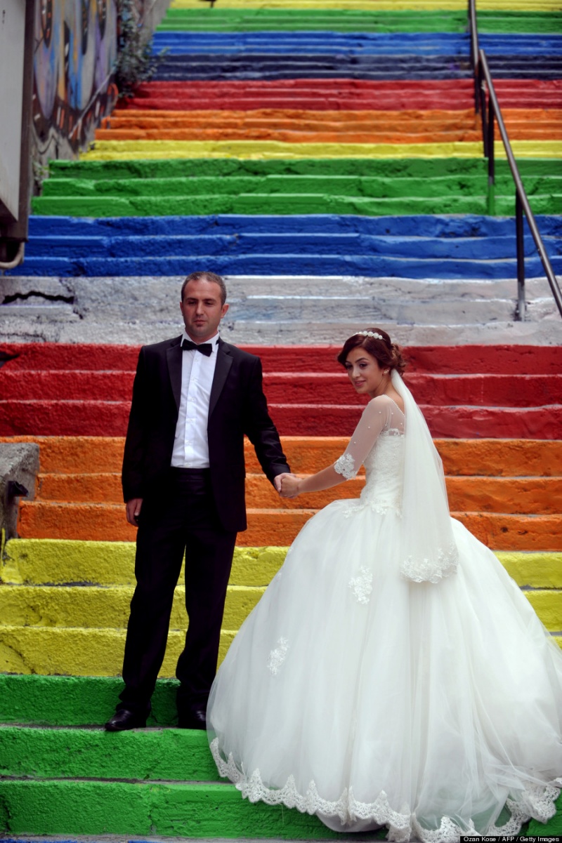 Un jubilado revoluciona Estambul pintando de colores una escalera