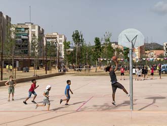 El nen que juga. Immigració, esport i espai públic a Barcelona